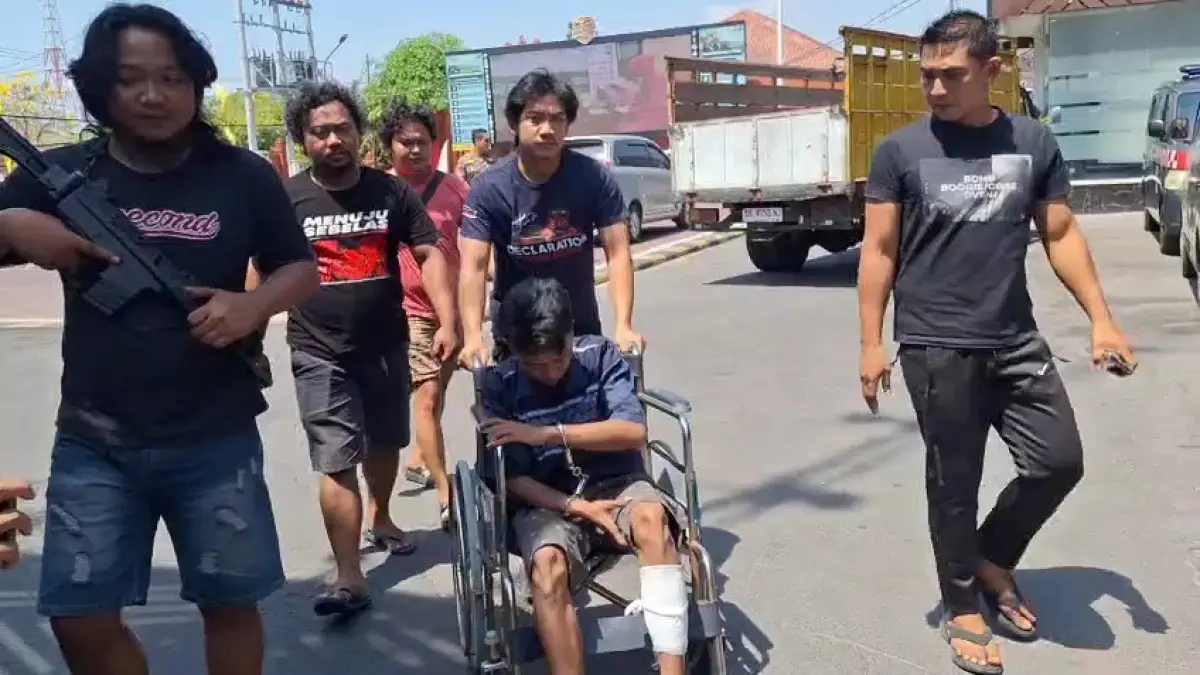 DIAMANKAN: Polisi mengamankan Ridwan Mahmudi yang diduga mencuri truk milik tetangganya di Ngawi. Kendaraan yang sempat dijual Rp 12 juta berhasil ditemukan kembali. ASEP SYAEFUL/RADAR NGAWI