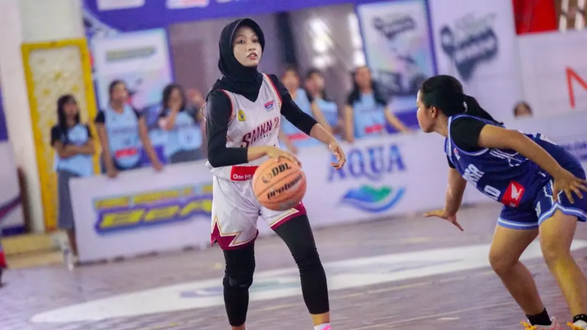 Juara bertahan SMKN 2 Boyolangu menaklukkan SMAN 1 Pare 44-37.