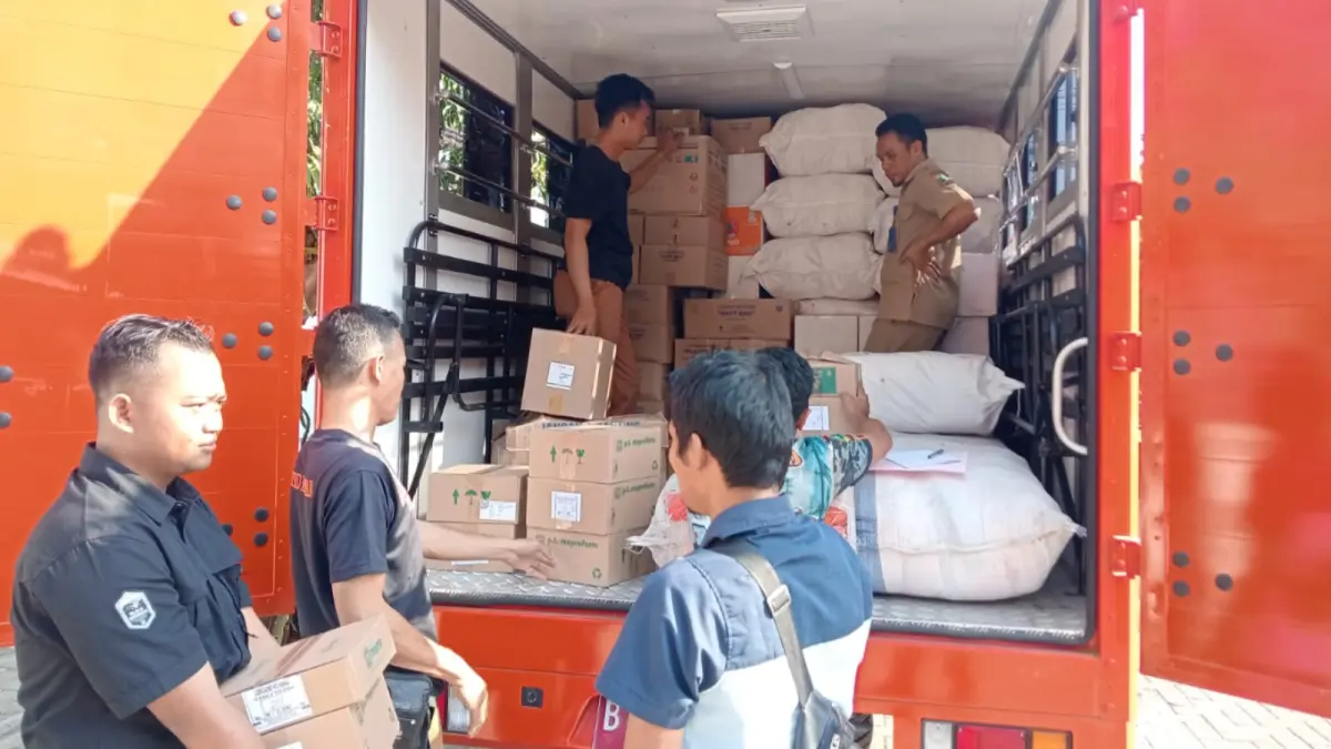 KEPEDULIAN: Petugas menyiapkan bantuan logistik untuk korban gempa NTT di halaman Kantor BPBD Magetan. AJI PUTRA/RADAR MAGETAN