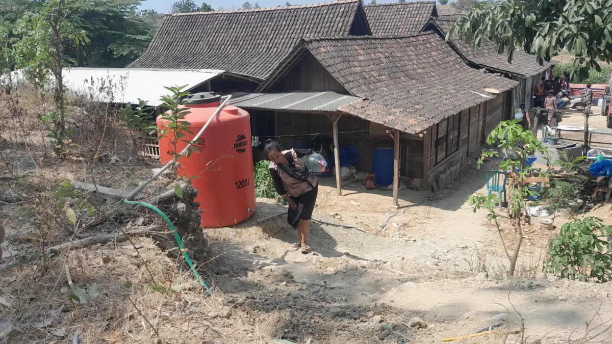 NGANGSU AIR: Seorang warga Dusun Nggagan, Desa Kenongorejo, Bringin, mengambil bantuan air bersih, kemarin (26/8). ASEP  SYAEFUL/RADAR NGAWI