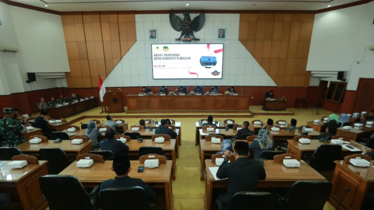 PARIPURNA: Rapat paripurna DPRD Kabupaten Madiun dengan agenda penyampaian pandangan umum tujuh fraksi terhadap Raperda Perubahan APBD 2026, kemarin (26/8).