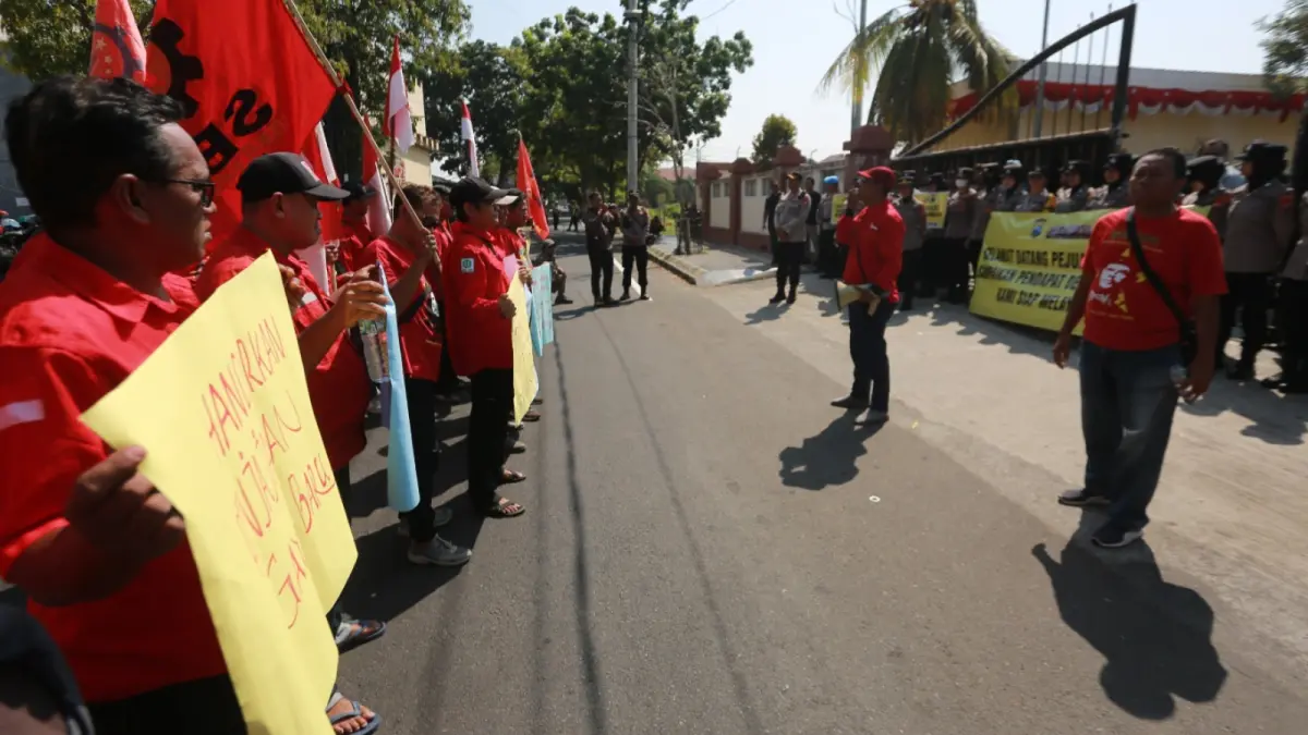 SAMPAIKAN ASPIRASI: Massa Serikat Buruh Madiun Raya mendatangi kantor DPRD Kota Madiun untuk mendesak pengesahan RUU Perampasan Aset, Kamis (27/8). BAGAS BIMANTARA/JAWA POS RADAR MADIUN