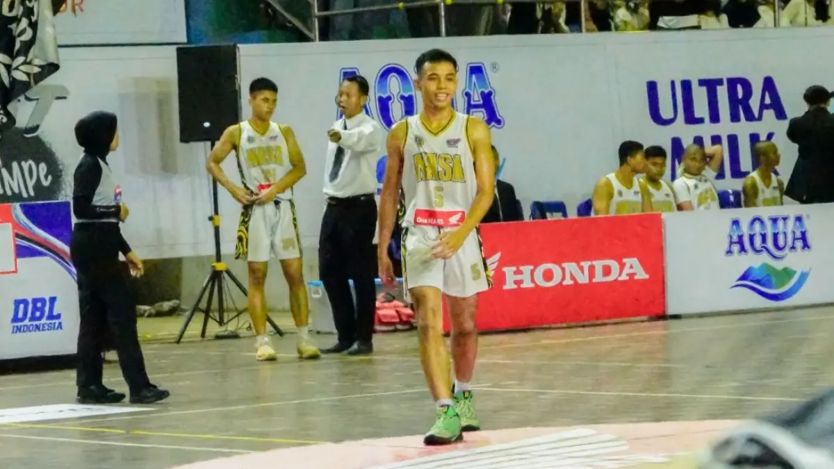 Tiansyah Fastabiqul menutup perjalanan SMA dengan satu mimpi besar: membawa Smaganasa menembus DBL Arena Surabaya.