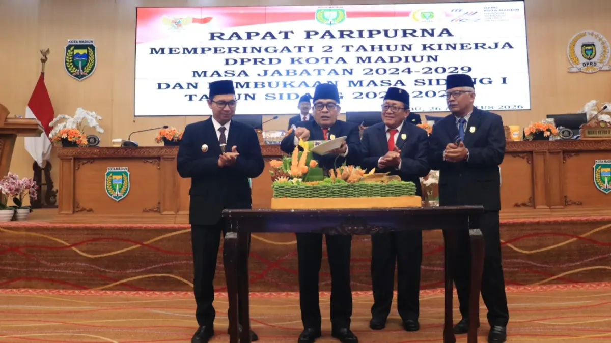 TUMPENGAN: Ketua DPRD Kota Madiun Armaya memotong tumpeng sebagai ungkapan syukur atas dua tahun masa jabatan anggota DPRD Kota Madiun periode 2024–2029, kemarin (26/8). BAGAS  BIMANTARA/RADAR MADIUN