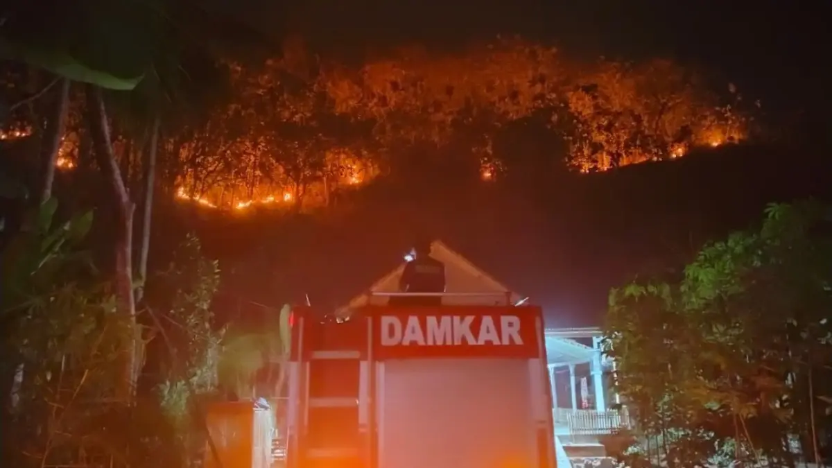 WASPADA: Petugas Damkar Pacitan melakukan pemadaman dalam salah satu kejadian kebakaran. Sepanjang 2026 hingga 25 Agustus tercatat 31 insiden dengan kerugian sekitar Rp 530 juta.