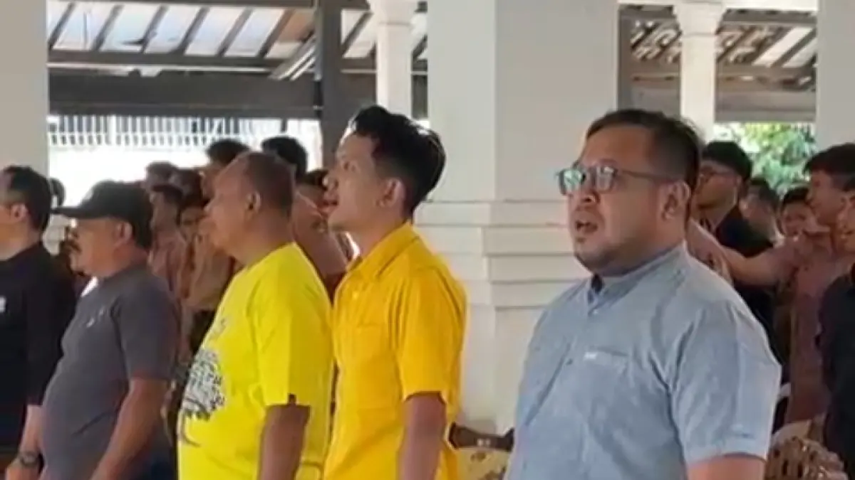 Direktur Radar Madiun Ockta Prana dan jajaran Ketua DPD Golkar Madiun Raya serta anggota DPRD Jawa Timur Atika Banowati, bersama ratusan peserta Bahlil Mini Soccer Asyik Menuju Puncak.