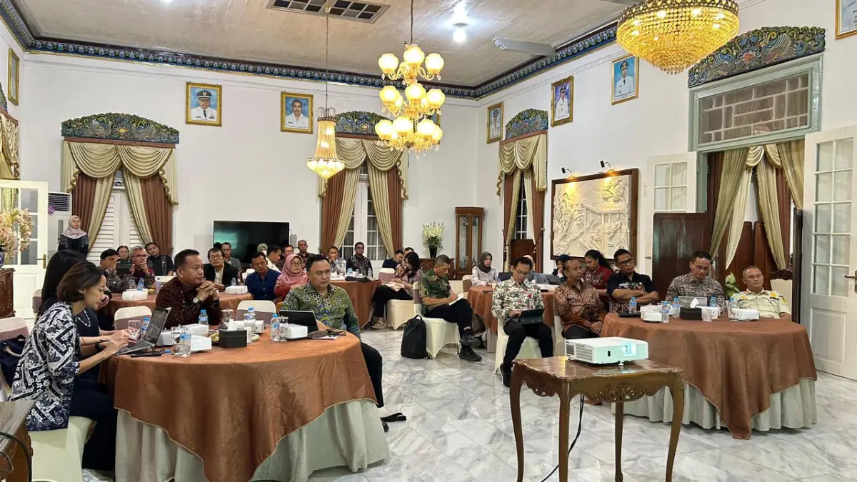 DITINJAU: Wakil Bupati Madiun dr Purnomo Hadi menerima tim Desk LSDP lintas kementerian dan lembaga pusat yang melakukan peninjauan kesiapan program TPST LSDP Kabupaten Madiun, Kamis (27/8).