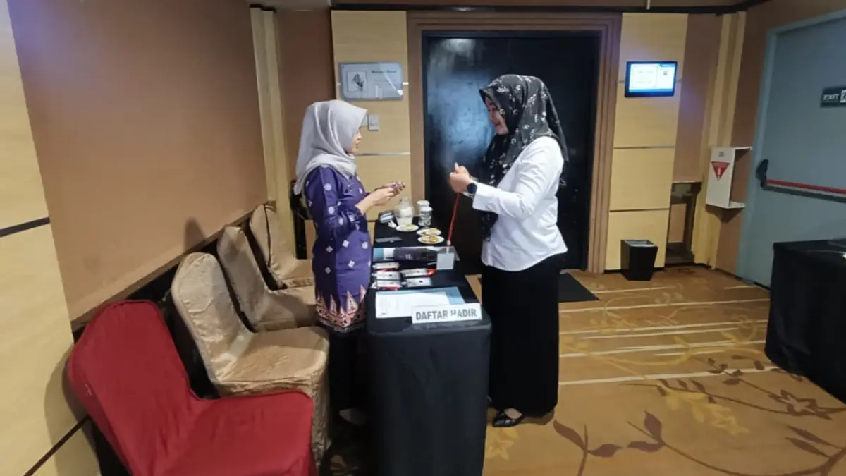 GAGASAN: Camat Manguharjo Lita Febriana Hapsari melakukan registrasi sebelum mengikuti uji gagasan/makalah dalam seleksi JPTP untuk posisi calon kepala DLH di Aston Hotel Madiun, Kamis (27/8).