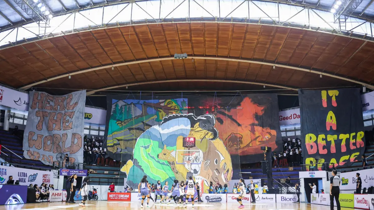 Gambes Mania membawa pesan kemanusiaan untuk korban bencana NTT dan Kalimantan lewat koreo di DBL Arena Surabaya.