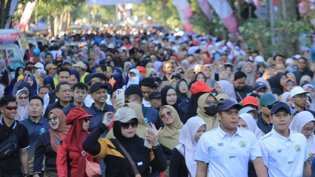 JALAN SANTAI MERDEKA: Ribuan warga mengikuti Jalan Santai Merdeka HUT RI dan HUT Bank Jatim.