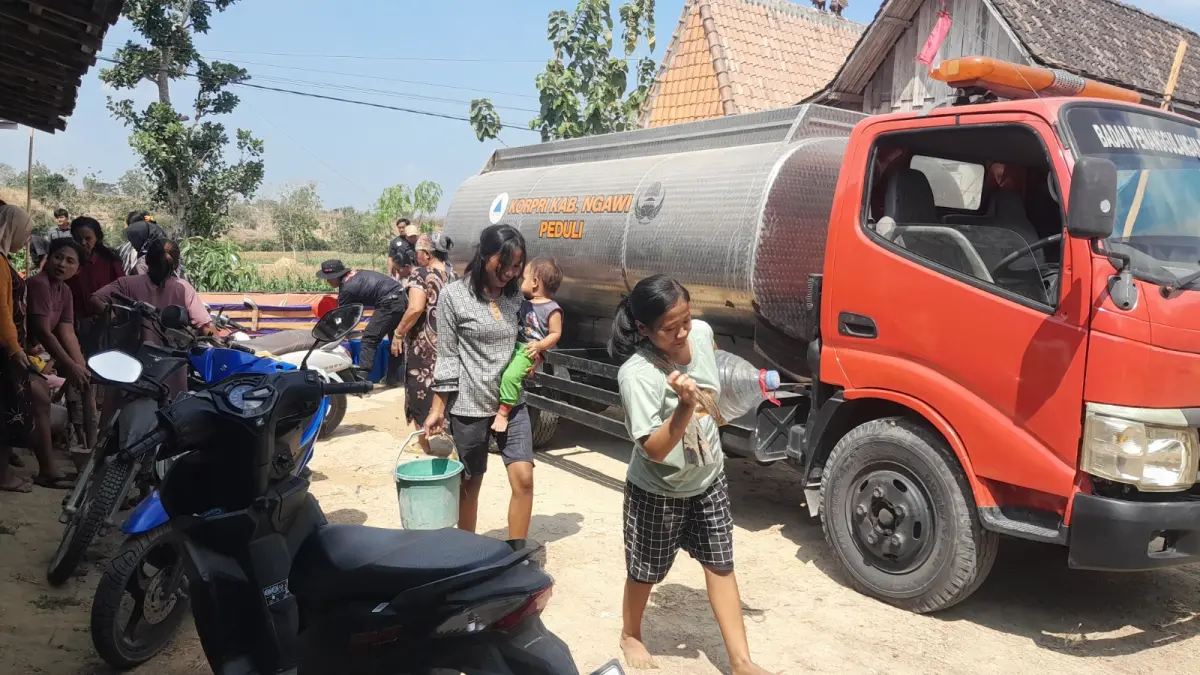 KEKERINGAN: Warga Dusun Gagan, Desa Kenongorejo, Kecamatan Bringin, mengambil bantuan air bersih beberapa hari lalu. 