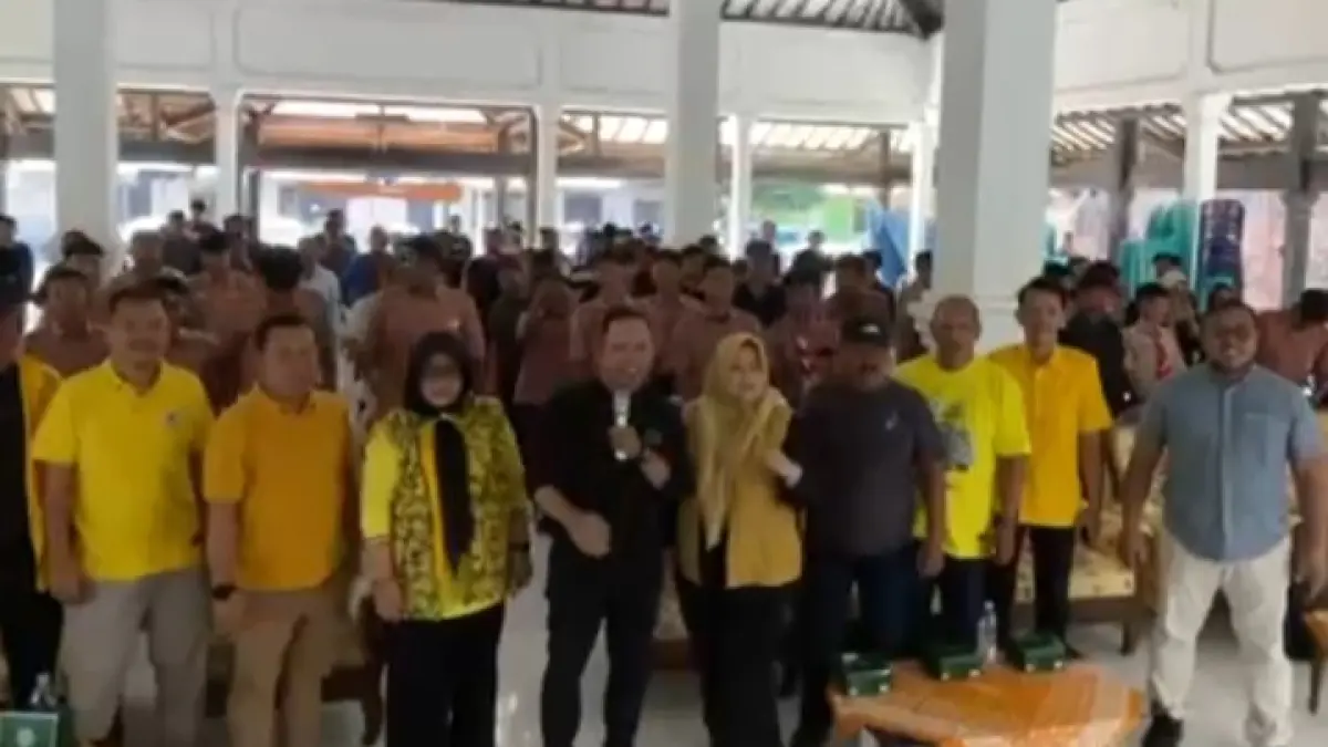 Ketua DPD Golkar Madiun Raya dan anggota DPRD Jawa Timur Atika Banowati, serta Direktur Radar Madiun Ockta Prana, berfoto bersama ratusan peserta Bahlil Mini Soccer Asyik Menuju Puncak.
