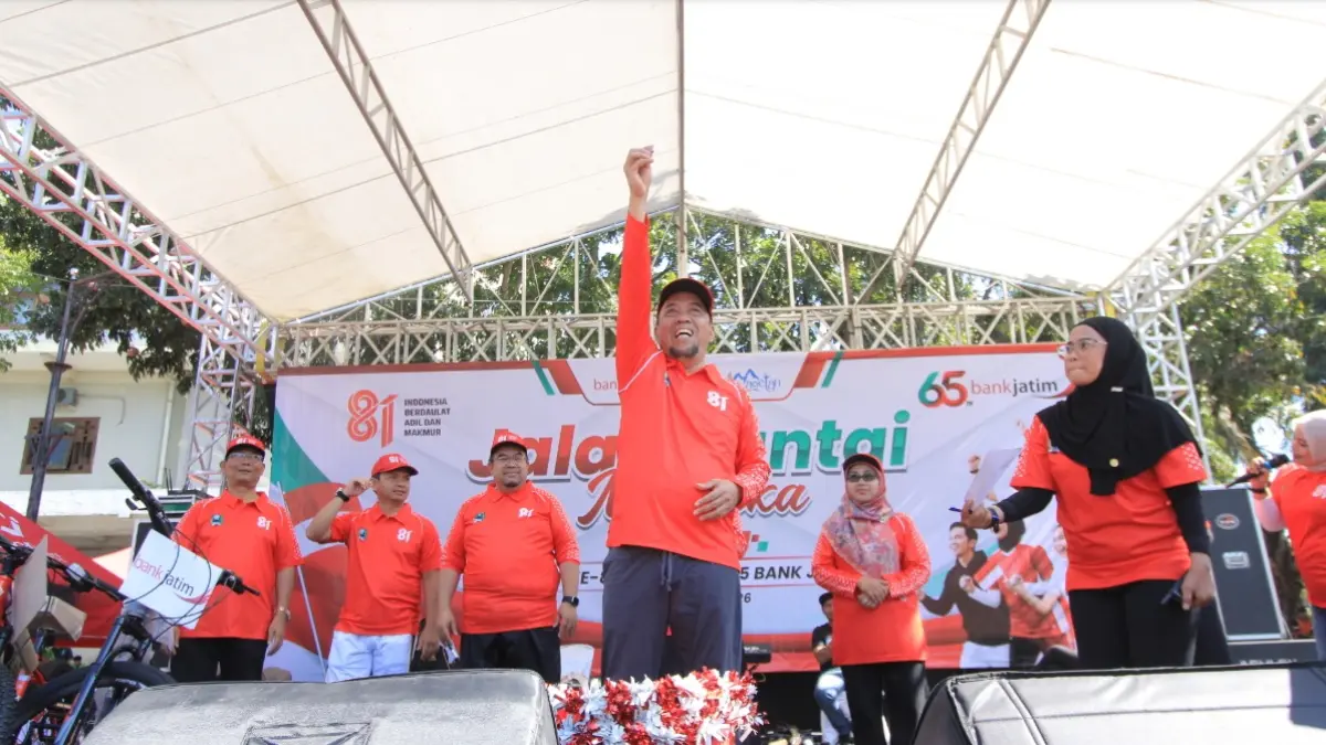 MERIAH: Wakil Bupati Magetan Suyatni Priasmoro bersama Pimpinan Cabang Bank Jatim Magetan M. Bagus Kurniawan mengundi beragam hadiah.