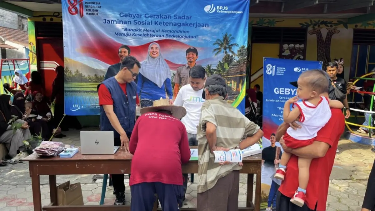 PERLINDUNGAN: BPJS Ketenagakerjaan menyerahkan santunan Jaminan Kematian kepada dua ahli waris dalam Gebyar Gerakan Sadar Jaminan Sosial Ketenagakerjaan di Kelurahan Tambakbayan, Ponorogo.
