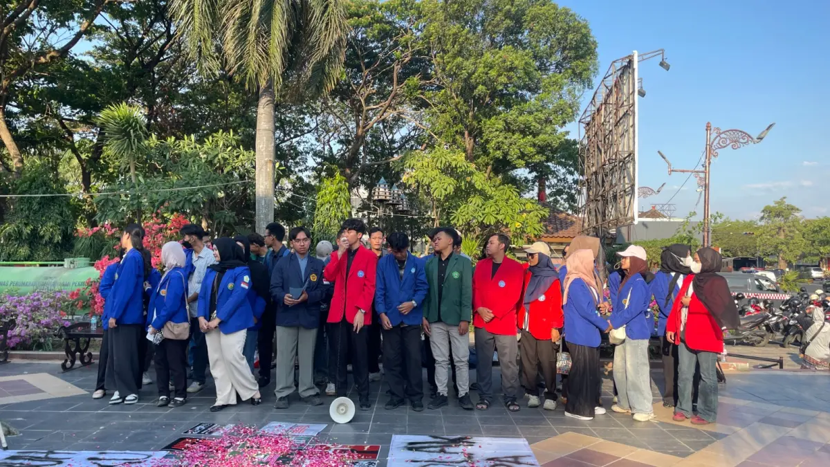AKSI DAMAI: Puluhan mahasiswa dari sejumlah perguruan tinggi menggelar doa bersama di Alun-Alun Kota Madiun, Jumat (28/8). FOTO: ISTIMEWA