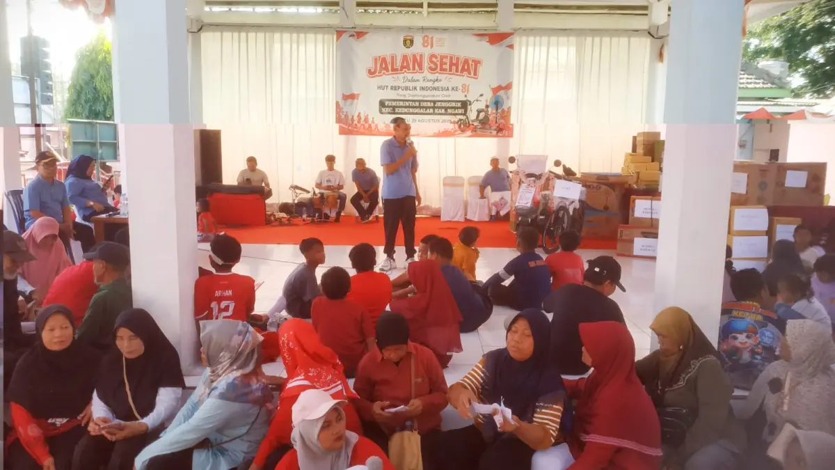 HUT RI: Kepala Desa Jenggrik Suparni menyampaikan sambutan lalu membagikan sejumlah doorprize.
