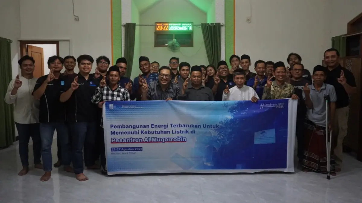ITS memasang PLTS hybrid di Pesantren Al-Muqorrobun Madiun untuk mendukung energi alternatif sekaligus edukasi energi terbarukan.