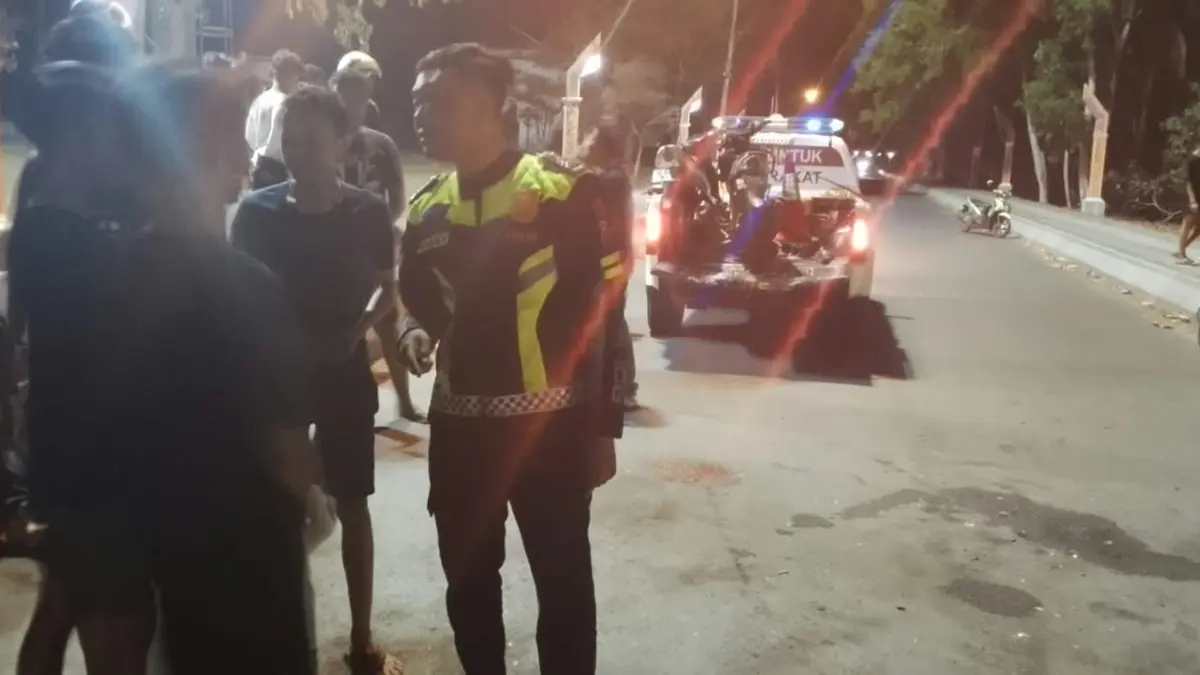 LAKA LANTAS: Petugas Unit Gakkum Satlantas Polres Pacitan mengevakuasi kendaraan yang terlibat kecelakaan di kawasan Pancer Door, Kamis (27/8) malam. ISTIMEWA