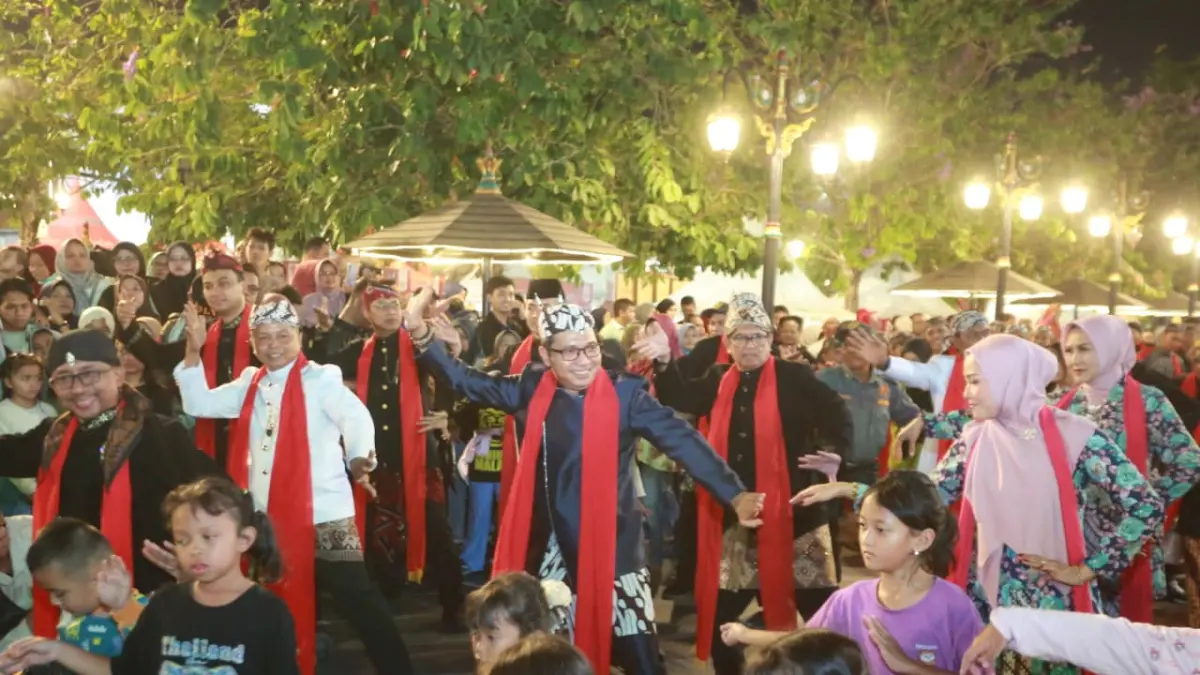 LAUTAN PENARI: Ribuan warga mengikuti Madiun Menari di kawasan Pahlawan Street Center. BAGAS BIMANTARA/RADAR MADIUN