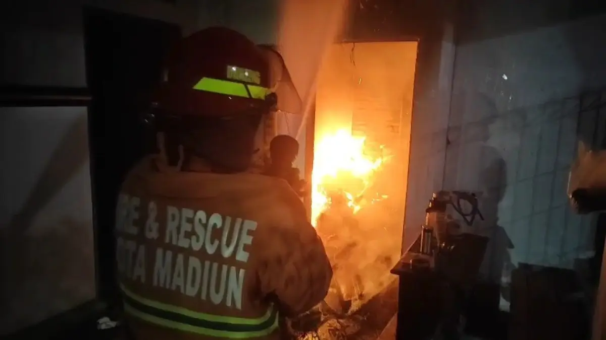 MEMBARA: Petugas menangani kebakaran di Kota Madiun. Sepanjang Agustus tercatat lebih dari 24 kejadian dengan lebih dari 70 persen kasus dipicu pembakaran sampah maupun lahan. SATPOL PP DAN DAMKAR KOTA MADIUN
