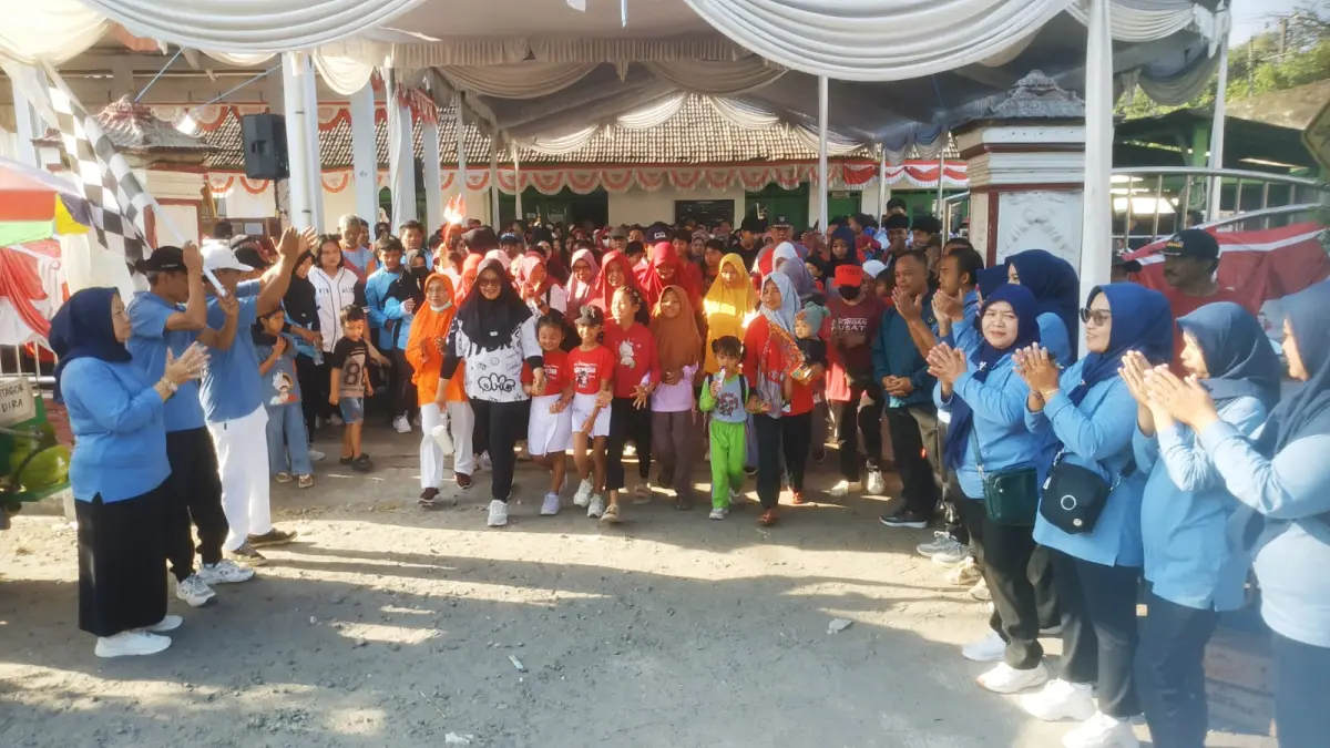 RAMAI: Pemdes Jenggrik menggelar jalan sehat berhadiah pada Sabtu (29/8) memperingati HUT RI ke-81, diikuti oleh ribuan warga.