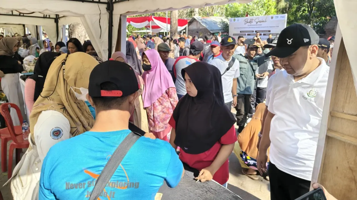 RAMAI: Warga memadati pasar murah Alas Ketonggo Srigati di Desa Babadan, Paron, Jumat (28/8). ASEP SYAEFUL BACHRI/JAWA POS RADAR NGAWI