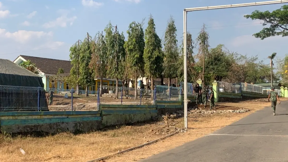 TERISI: Ratusan personel Yonif TP 532/PT mulai menempati eks UPT Rehabilitasi Sosial Bina Laras Kediri Asrama Caruban di Desa Kaliabu, Kecamatan Mejayan. FOTO: LODITYA FERNANDES/RADAR MADIUN