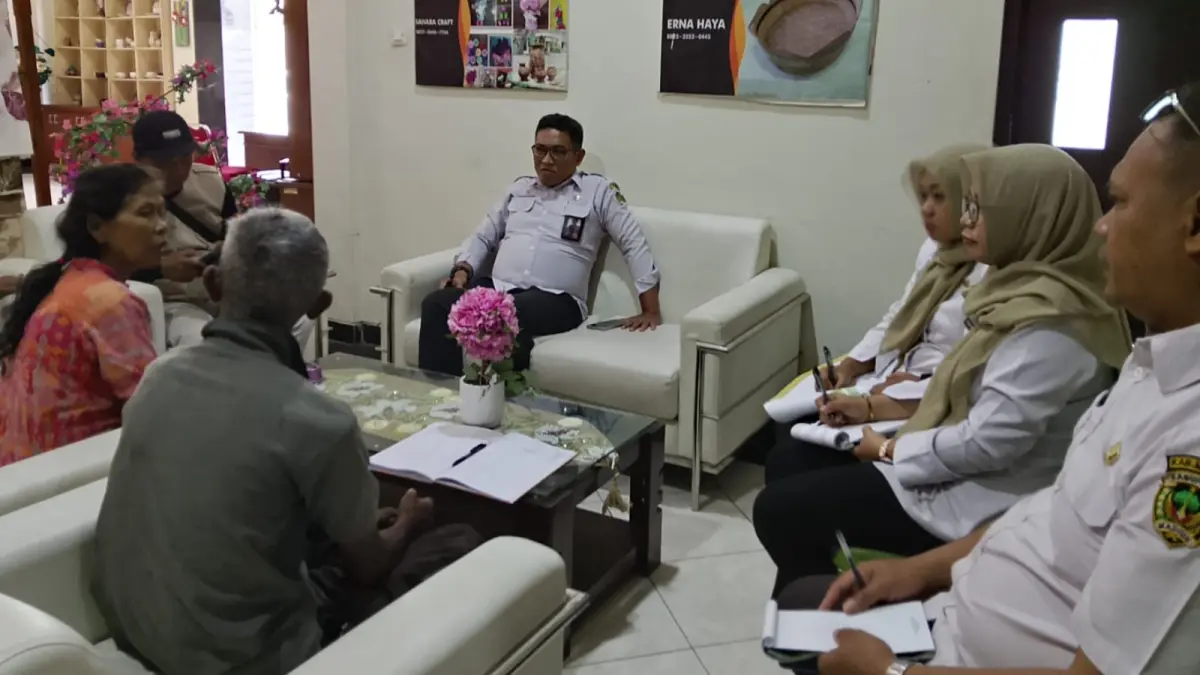 WADUL: Yati, pedagang pisang asal Desa Sirapan, Kecamatan Madiun, mendatangi kantor Disperdagkop-UM Kabupaten Madiun untuk mengadukan jeratan utang yang dialaminya. LODITYA F/RADAR CARUBAN