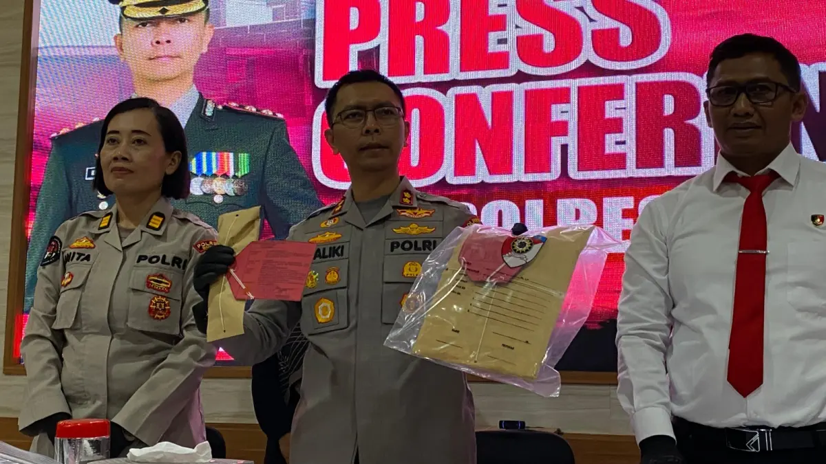 DISITA: Polres Madiun menunjukkan barang bukti dalam kasus dugaan penipuan perhiasan bermodus pacar online setelah korban berkenalan dengan tersangka melalui aplikasi OMI. Dian Rahayu/Radar Caruban