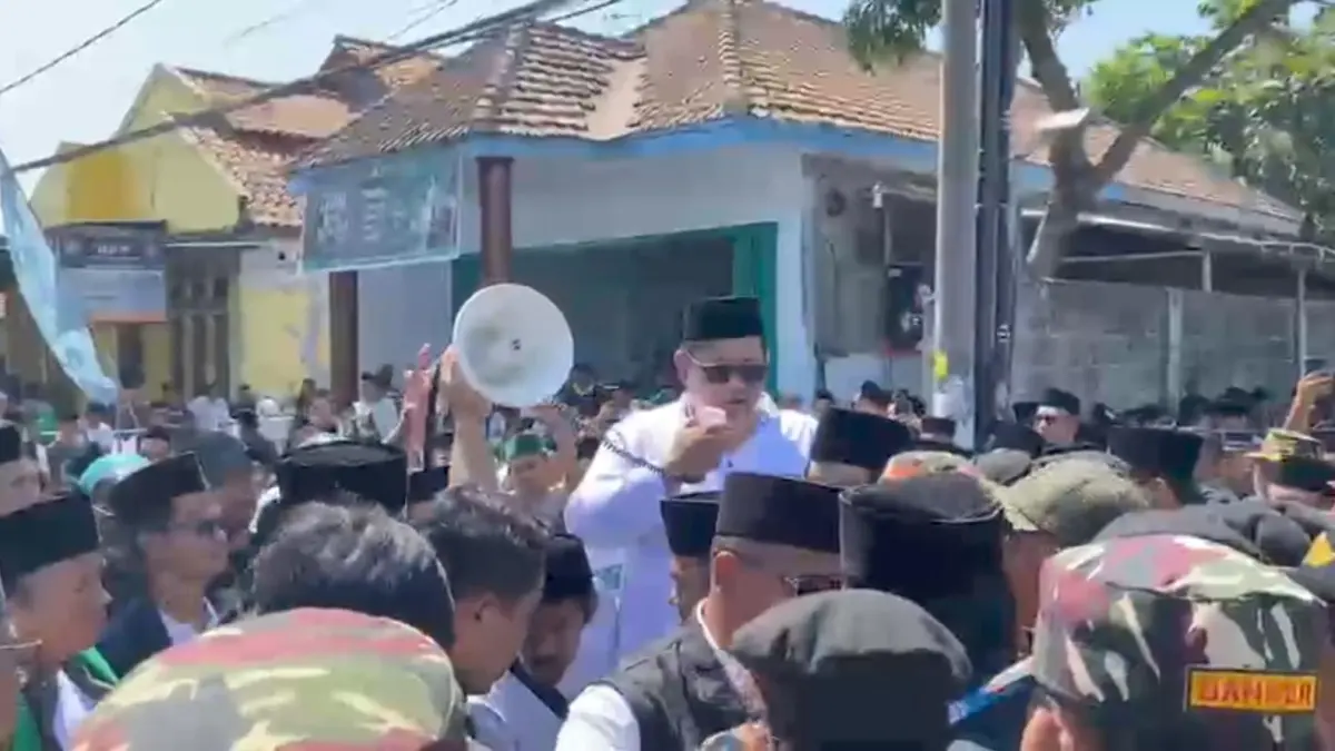REDAM KETEGANGAN: Ketua Umum PBNU KH Yahya Cholil Staquf meminta pendukung Gus Yusuf tetap tenang di tengah dinamika Muktamar ke-35 NU di Ponpes Bahrul Ulum Tambakberas, Jombang, Minggu (30/8).