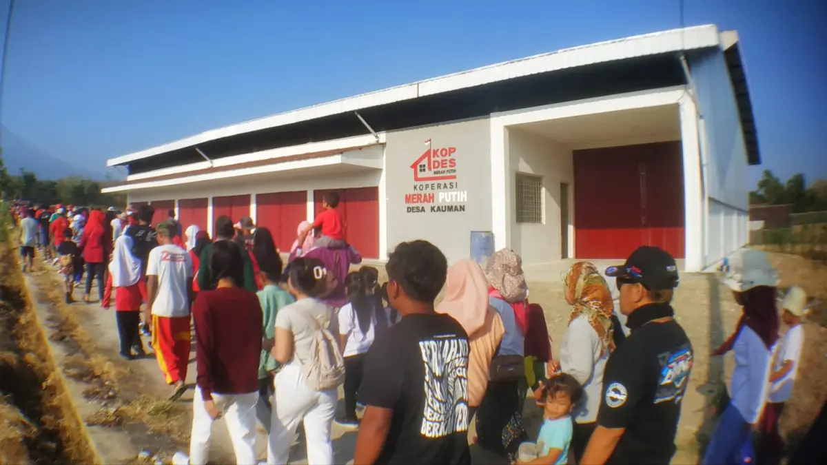 SEMARAK: Jalan sehat Desa Kauman, Kecamatan Sine, diikuti sekitar seribu peserta.