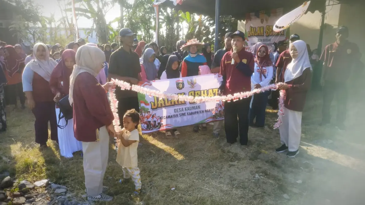 START: Kepala Desa Kauman Sugeng Ahmadi memberangkatkan peserta Jalan Sehat Desa Kauman, Minggu (30/8).