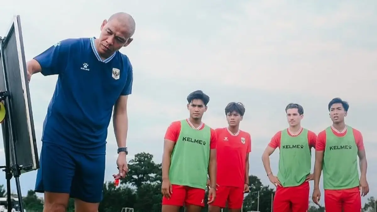 Coach Nova Arianto saat memimpin latihan. (PSSI)