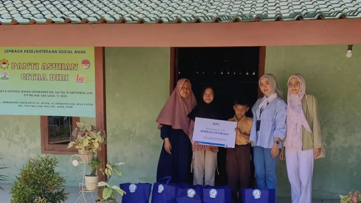 BRI Branch Office Pacitan menyalurkan paket sembako melalui Program Sedino Sewu.
