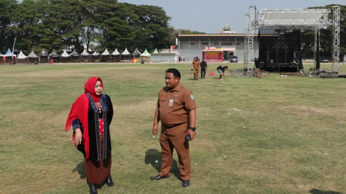 CEK LAPANGAN: Plt Bupati Ponorogo Lisdyarita memeriksa kondisi rumput Stadion Batoro Katong pascakonser, Senin (31/8). Sugeng Dwi N./Jawa Pos Radar Ponorogo