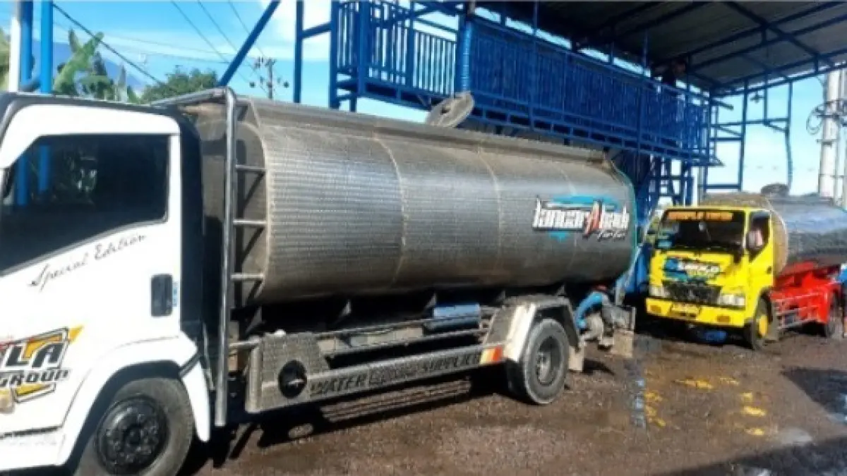 LANGKAH DARURAT: Perumdam Tirto Kertonegoro menyiapkan dua truk tangki dan mengoptimalkan kapasitas pompa untuk menjaga pasokan air bersih di tengah penurunan debit.