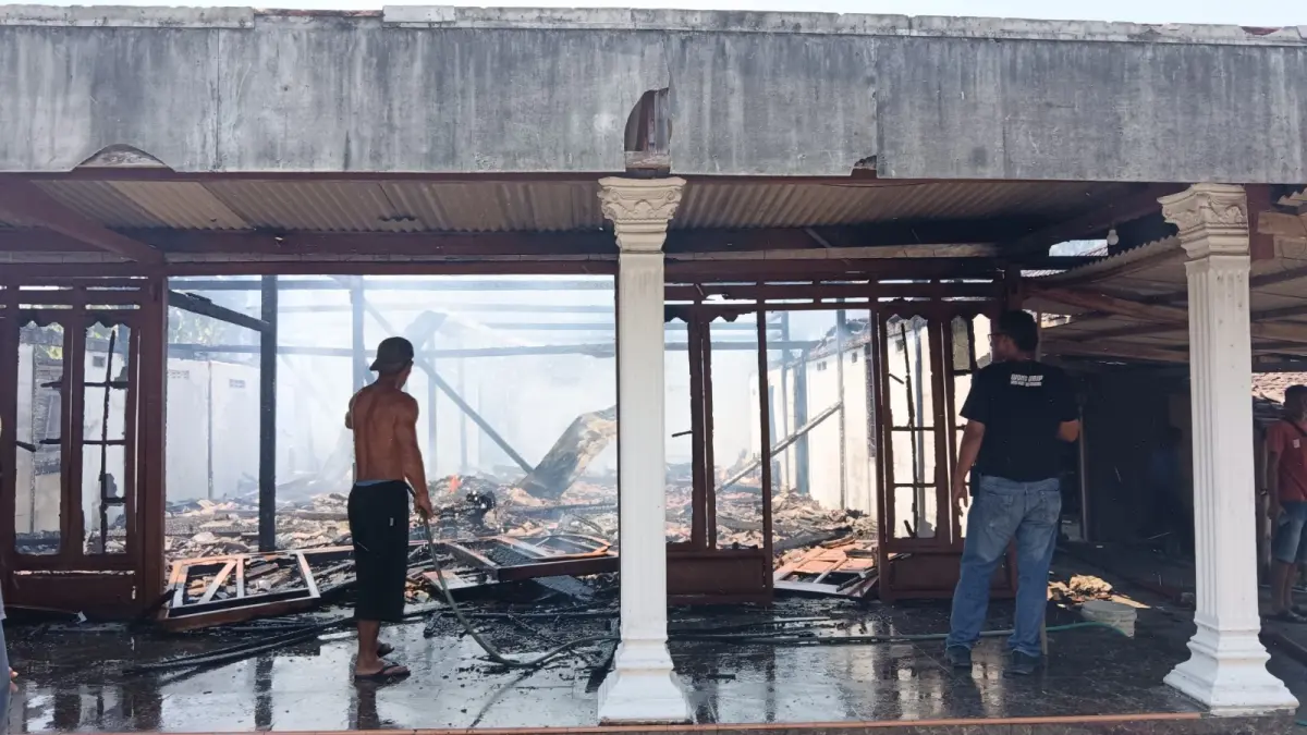 LUDES TERBAKAR: Harmono bersama petugas damkar berada di lokasi kebakaran rumahnya di Desa Ngale, Kecamatan Paron, Senin (31/8). Asep Syaeful Bachri/Jawa Pos Radar Ngawi