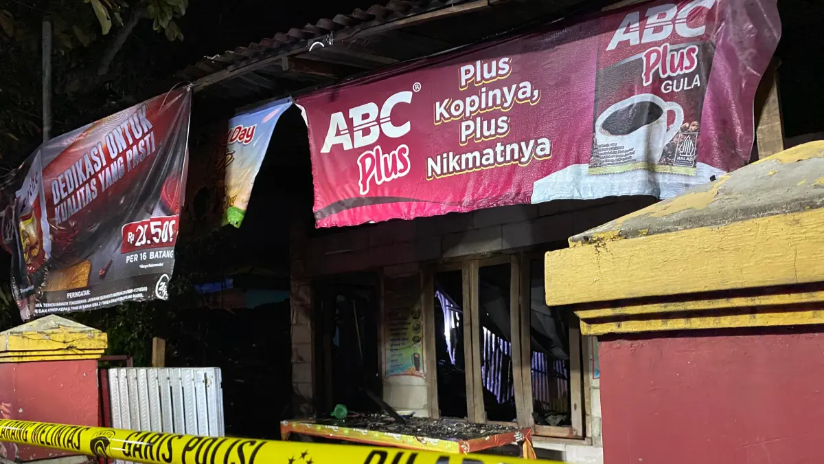 PADAMKAN API: Petugas Damkar Kota Madiun melakukan pemadaman dan pendinginan di warung makan Mbah Lamin, Jalan Panjaitan, Senin (31/8) malam. ERLITA H/RADAR MADIUN
