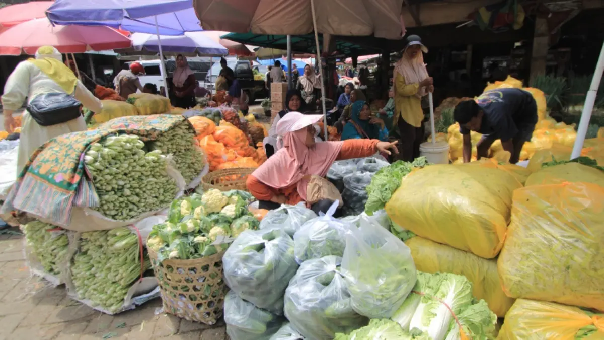 PASOKAN KURANG: Aktivitas transaksi komoditas sayuran di Pasar Agrobis Plaosan, Magetan. Aji Putra/Radar Magetan
