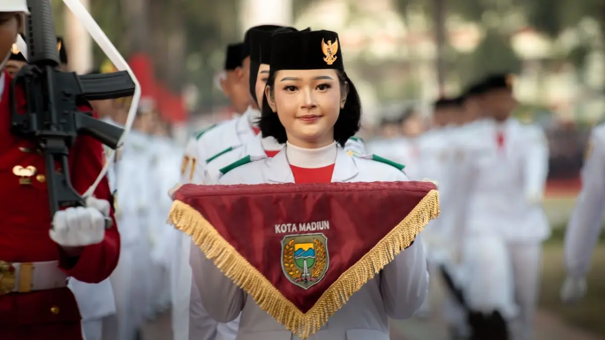 PEMBAWA BAKI: Aisyah Dharaura Nur Erwindyar dipercaya menjadi pembawa baki Paskibraka Kota Madiun pada upacara penurunan bendera HUT ke-81 RI.
