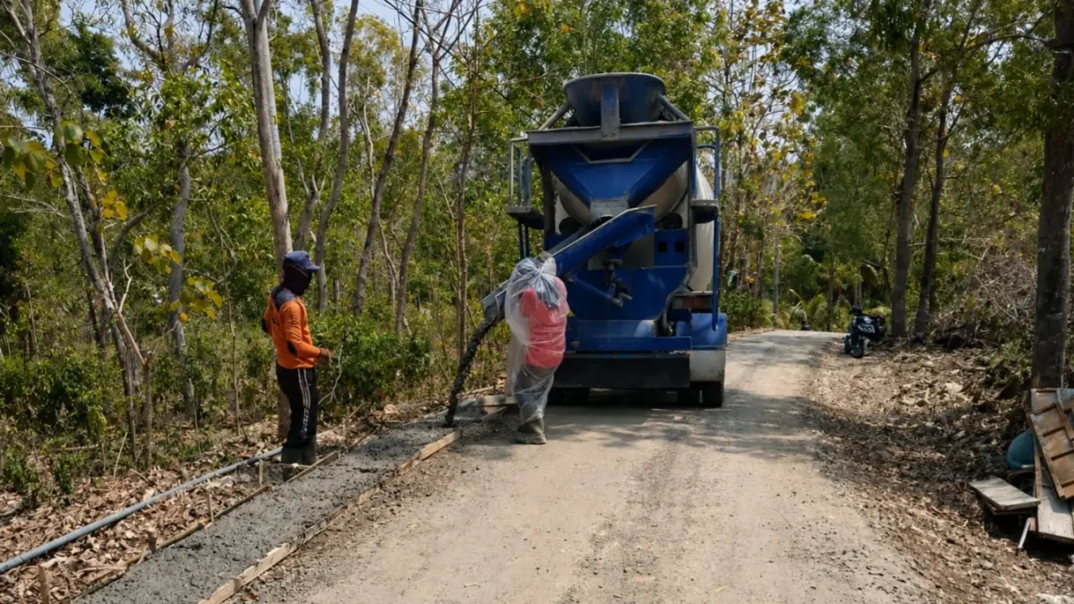 PENGASPALAN: Perbaikan Jalan Sukoharjo–Buyutan di Kecamatan Donorojo mulai dikerjakan. DPUPR untuk Jawa Pos Radar Pacitan
