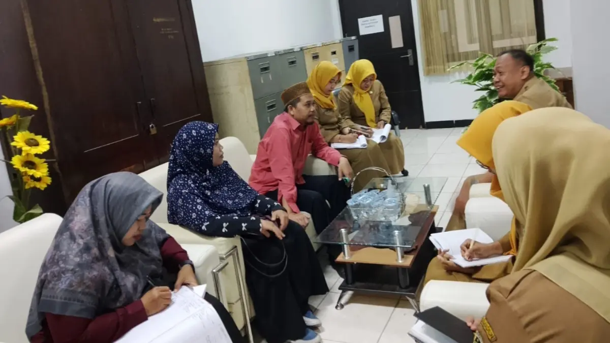 PERTEMUAN: Pengurus BMT MBS Syariah mendatangi Disperdagkop-UM Kabupaten Madiun untuk berkonsultasi terkait persoalan koperasi.