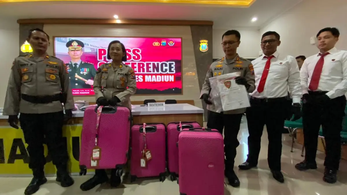 Polisi menunjukkan barang bukti kasus dugaan penipuan haji furoda yang kembali menyeret owner Ladima Travel setelah muncul laporan korban baru dengan kerugian Rp 1,244 miliar. Dian Rahayu/Radar Caruban