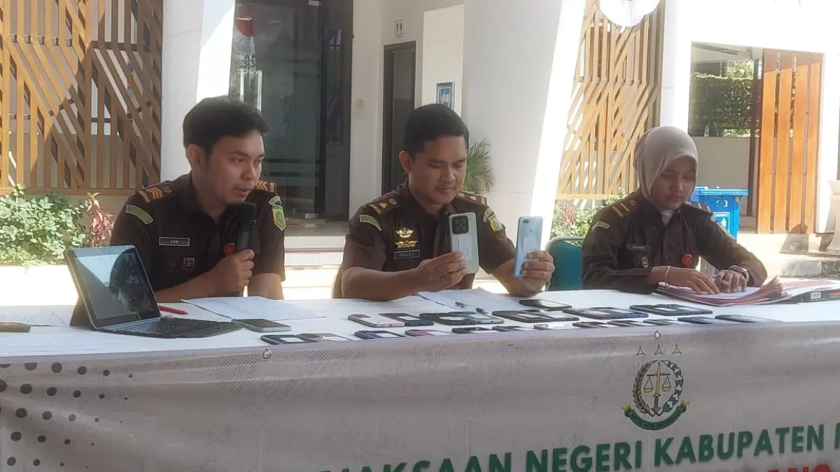RAMAI: Warga mengikuti lelang barang rampasan negara di Kantor Kejari Kabupaten Madiun, Senin (31/8).  Dian Rahayu/Radar Caruban