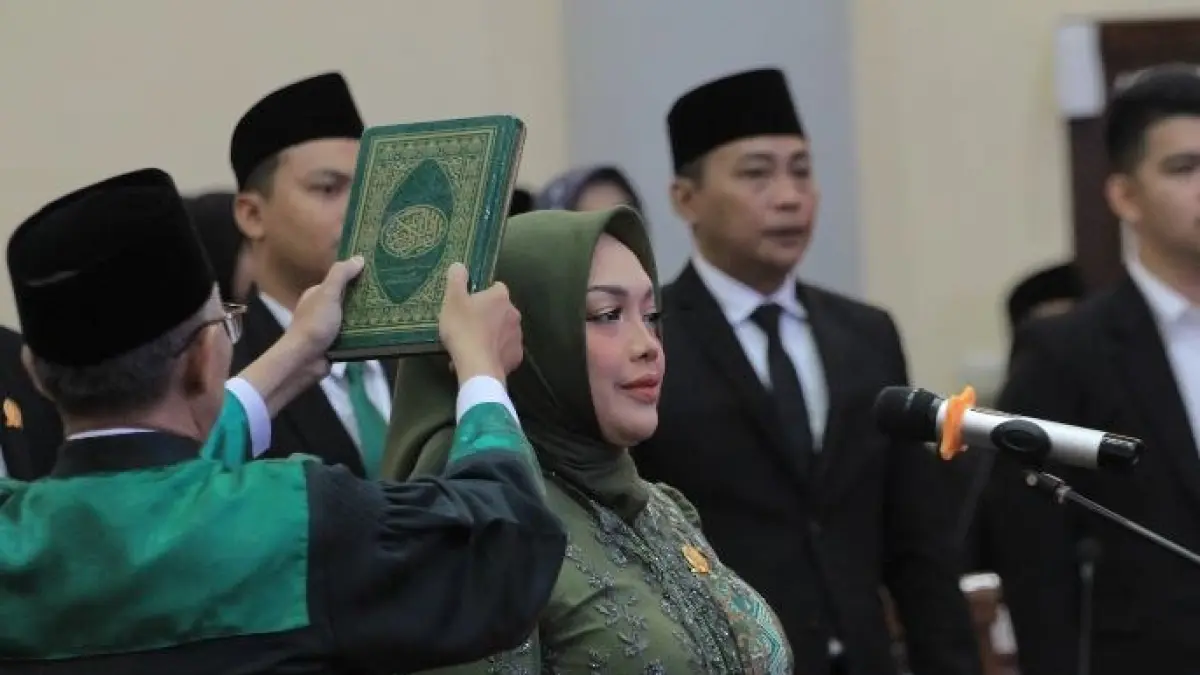 Riyin Nur Asiyah saat dilantik sebagai Ketua DPRD Magetan sisa masa jabatan 2024–2029. (AJI PUTRA/RADAR MADIUN)