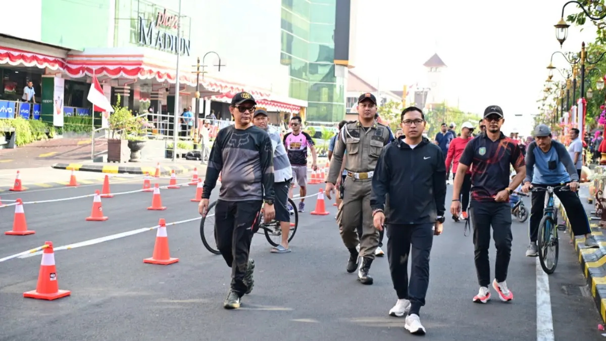 SEHAT: Masyarakat berolahraga di Jalan Pahlawan seiring kembali diberlakukannya CFD Jalan Pahlawan Madiun, Minggu (30/8). Bagas Bimantara/Jawa Pos Radar Madiun