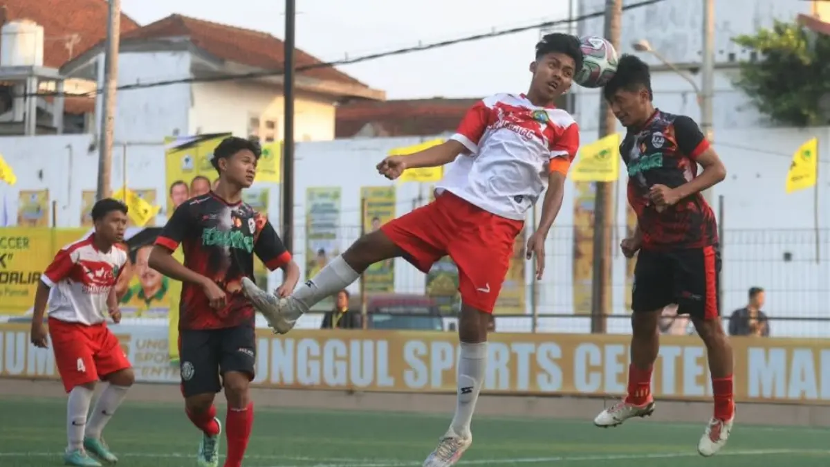 WAKILI MALANG: Penggawa Tim SMAN 1 Tumpang berebut bola atas dengan pemain MAN 1 Malang dalam laga semifinal pertama Bahlil Mini Soccer Asyik Menuju Puncak Zona Malang. (DARMONO/RADAR MALANG)