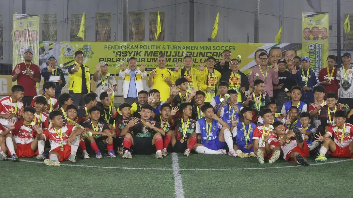 UTAMAKAN SPORTIVITAS: Pemain dari tiga tim teratas Turnamen Bahlil Mini Soccer Asyik Menuju Puncak Zona Malang foto bersama pengurus DPD Partai Golkar di Malang Raya dan DPD Partai Golkar Jatim, Selasa malam (1/9). Zona Madiun bakal dimulai Kamis (3/9) di Gontor Mini Soccer, Ponorogo. (DARMONO/RADAR MADIUN)