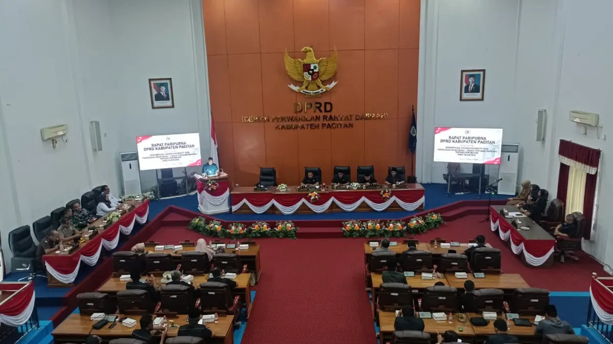 BAHAS ANGGARAN: Suasana rapat paripurna DPRD Pacitan dengan agenda pembahasan P-APBD Pacitan 2026, Senin (31/8). Nur Cahyono/Jawa Pos Radar Pacitan