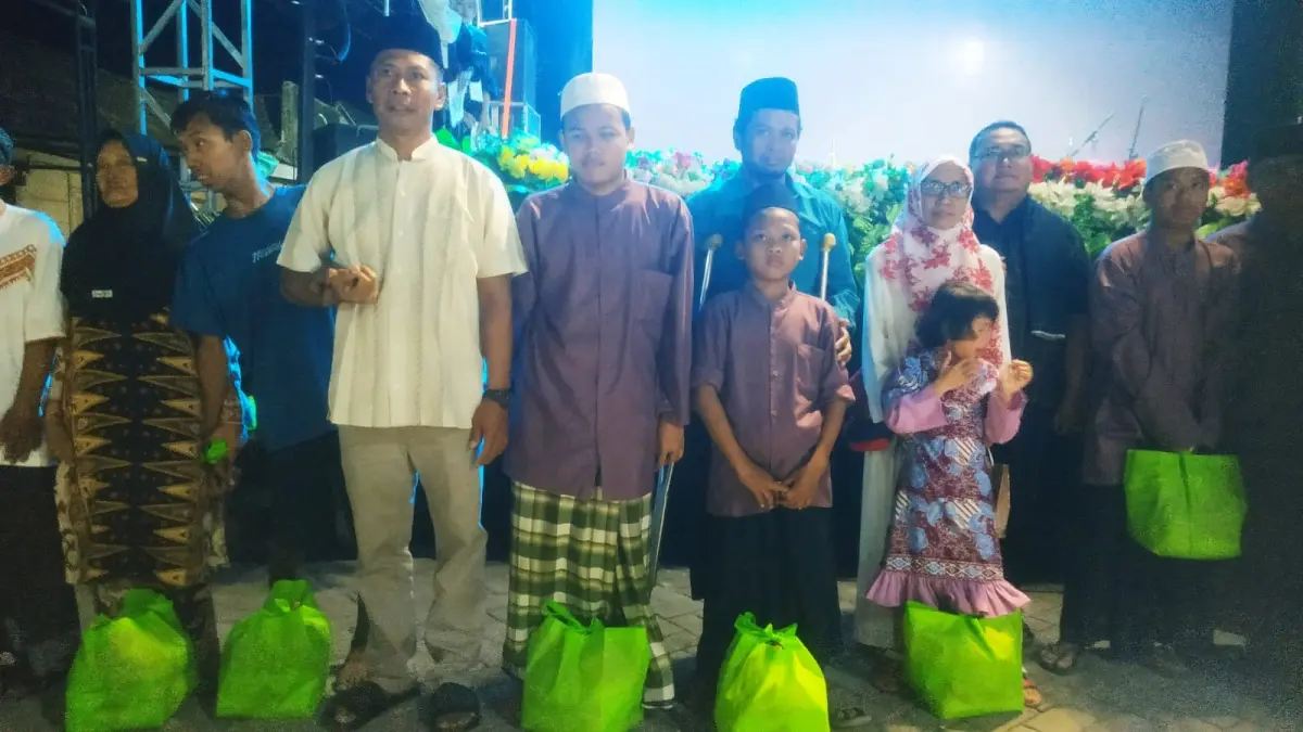 KEPEDULIAN SOSIAL: Ketua Pelaksana IKA Grisa Ngawi, Kapolsek Pitu, Iptu Prinanto (kemeja putih) foto bersama penerima santunan dalam kegiatan peringatan HUT RI ke - 81, Maulud Nabi, sekaligus Diesnatalis SMK Grisa Ngawi ke-62, Selasa (1/9).